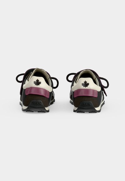 Paire de baskets noires et bordeaux vues de dos, présentant des colliers de talon blancs avec des logos de feuille d'érable noirs et "DEAN" et "DAN" sur les semelles.