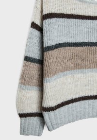 Prugasti pulover od mekog, teksturiranog pletiva; sadrži svijetlosive, bež i tamnosmeđe pruge uz rebrasti rub i manžetne.