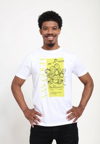 Bílý bavlněný tričko s žlutou grafikou květin, textem "VAN GOGH" a "Vincent," s citátem níže. Klasický střih a krátké rukávy.