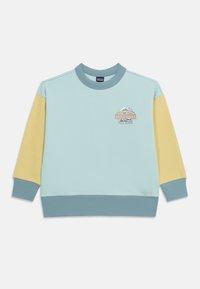 Φούτερ με στρογγυλή λαιμόκοψη, φως μπλε σώμα, κίτρινα μανίκια, μπλε τελείες και τελείωμα, με μικρό πολύχρωμο λογότυπο Patagonia στο αριστερό στήθος.