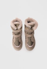 Bottines en suède marron et nylon avec doublure en fausse fourrure, dotées d'une sangle velcro et de détails roses sur le bout. Design montante pour plus de chaleur.