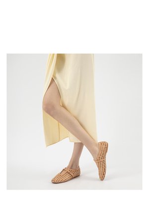 Wojas Baleríny s páskem - gold coloured