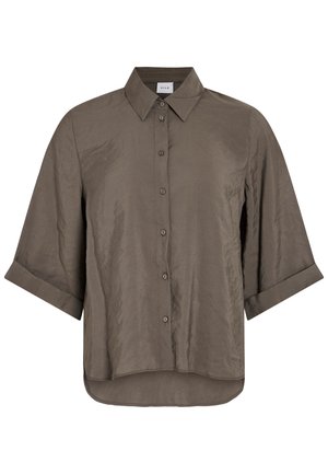 Brun skjorte med knapper, opkrogede trekvart-ærmer og spids krave, lavet af let skinnende stof.