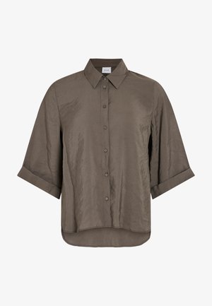 Brun skjorte med knapper, opkrogede trekvart-ærmer og spids krave, lavet af let skinnende stof.