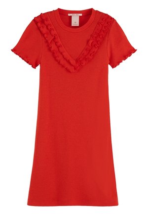Rød ribstrikket kjole med korte ærmer, V-udskæring dekoreret med flæser, tætsiddende design og knælang kant.