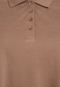 Hněd�ý polo shirt vyrobený z texturované látky, se klasickým límcem a čtyřmi odpovídajícími knoflíky na légu.