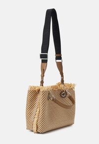 Tkana torba na ramię w odcieniach brązu i kremu z frędzlami, brązowymi skórzanymi akcentami oraz kontrastującym czarnym paskiem z tekstem logo.
