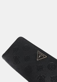 Portafoglio nero strutturato con modelli embossati, una placca con logo triangolare e una finitura liscia. Forma rettangolare compatta.