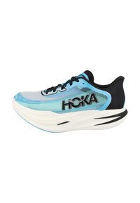 Laufschuh in einem Verlauf von Blau und Weiß. Verfügt über ein Mesh-Obermaterial, schwarze Akzente, eine strukturierte Sohle und eine auffällige "HOKA"-Markierung an der Seite.