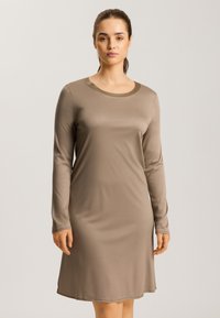 Vestido de manga larga en una suave tela color topo, con un escote redondo y un corte holgado, de textura suave y construcción sin costuras.