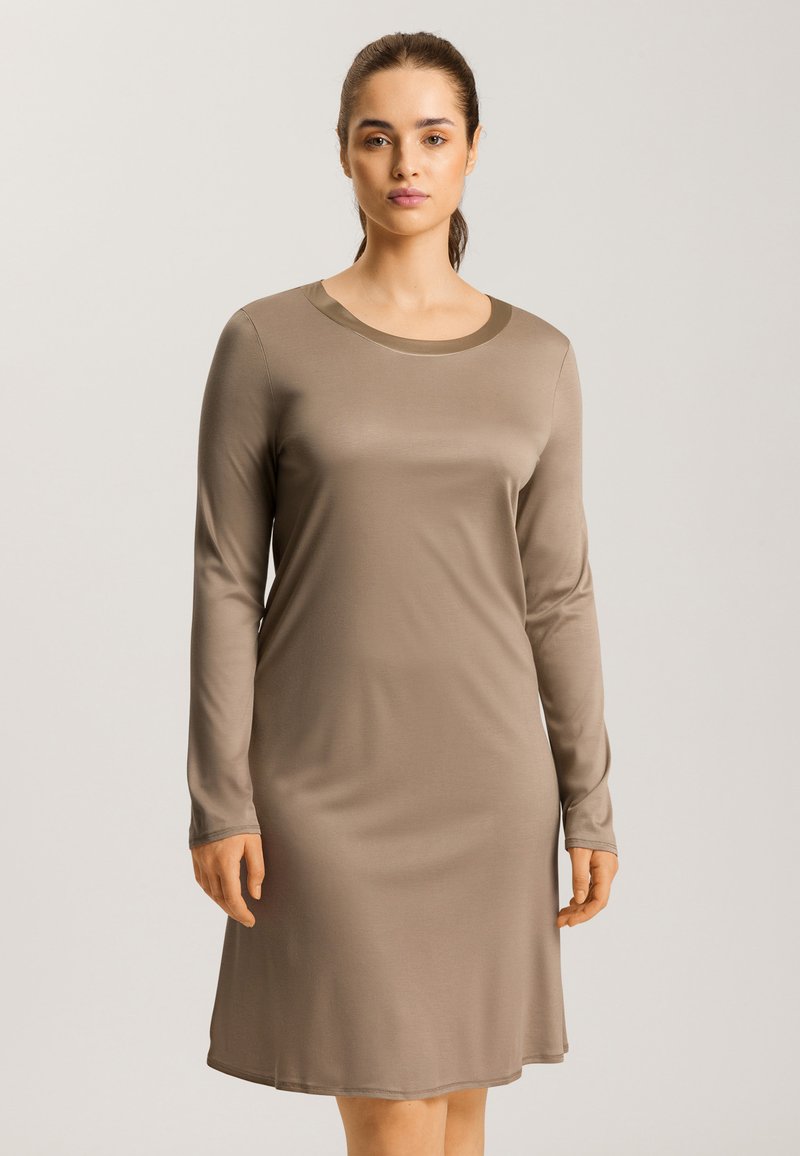 Vestido de manga larga en una suave tela color topo, con un escote redondo y un corte holgado, de textura suave y construcción sin costuras.