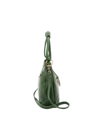 Borsa a tracolla in pelle verde con forma triangolare, dotata di chiusura con zip, tracolla regolabile, dettagli in oro e tasca laterale con zip.