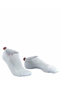 Skarpetki do kostek w kolorze białym z teksturowanym wzorem, z czerwonym akcentem na pięcie i logo marki przy otworze. Miękki materiał.