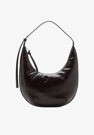 Sac à épaule en cuir noir en forme de croissant avec une seule sangle et un petit tire-zip décoratif sur le côté.