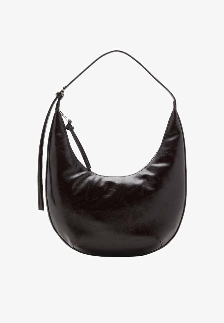 Sac à épaule en cuir noir en forme de croissant avec une seule sangle et un petit tire-zip décoratif sur le côté.