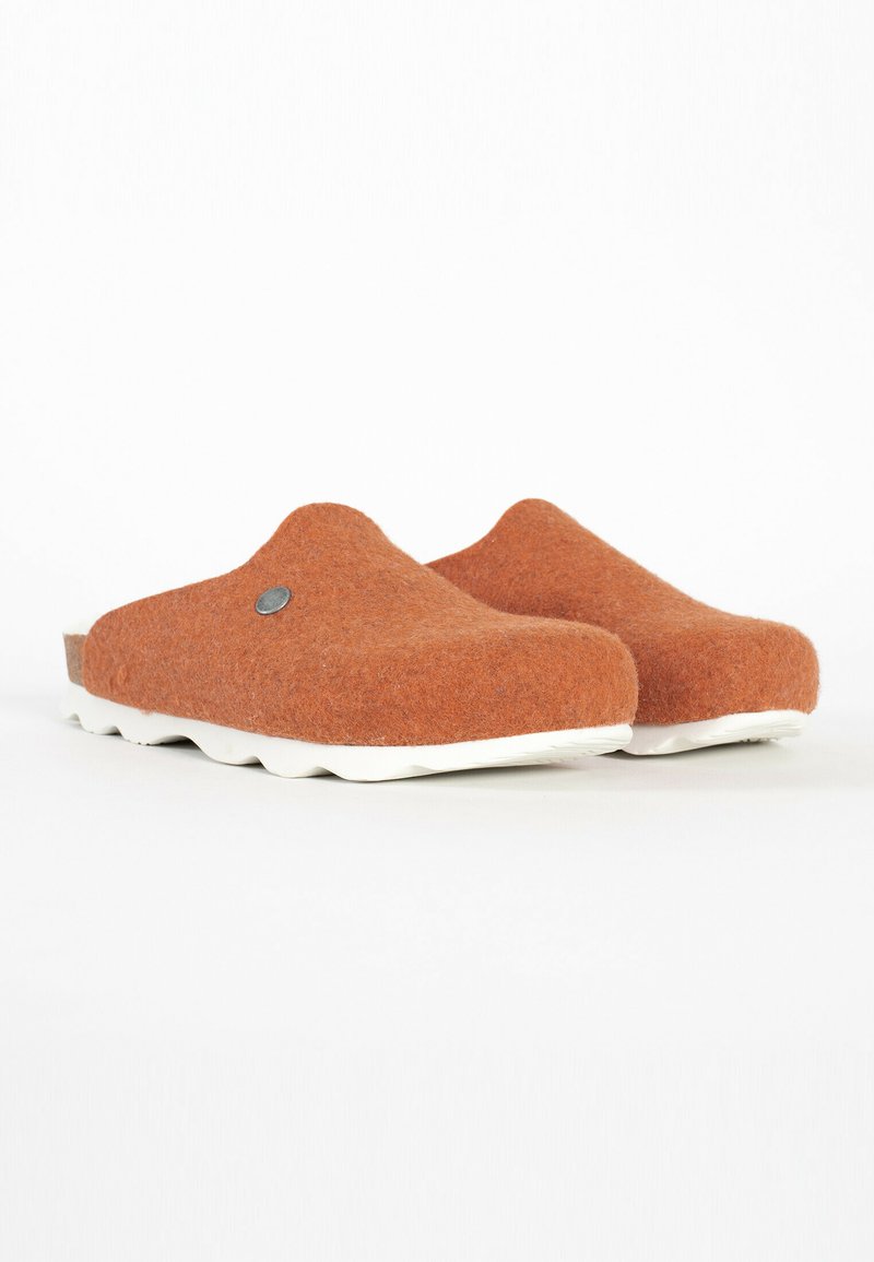 Par de zuecos de fieltro marrón, tipo slip-on, con suelas de goma blanca y un pequeño acento metálico redondo en el lateral, mostrados sobre un fondo blanco.