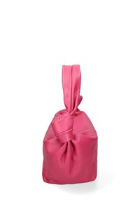 Roze leren handtas met een geknoopte bovenhandgreep, voorzien van een gladde textuur en ronde vorm. Compact ontwerp zonder zichtbare hardware of patronen.