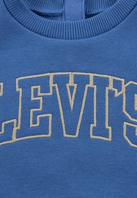 Blaues Sweatshirt mit beigem gesticktem "LEVI'S"-Logo, ribbeltem Halsausschnitt und strukturiertem Stoff.