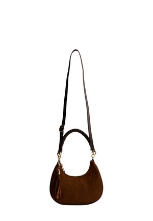 Brązowa torebka zamszowa w kształcie półksiężyca z odpinanym długim paskiem, krótką owiniętą rączką oraz ozdobą w postaci chwosta zawieszonego po boku.