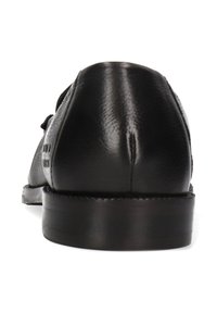 Czarny skórzany but wizytowy o gładkiej fakturze, zaokrąglonym nosku i niskim, warstwowym obcasie. Charakteryzuje się prostymi liniami i minimalną ilością ozdób.