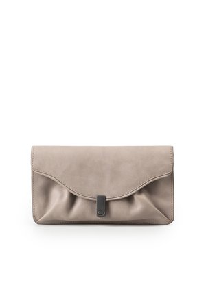 Pochette in pelle taupe chiaro con patta curva e piccola chiusura rettangolare in metallo nero su sfondo bianco.
