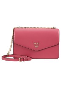 Borsa a tracolla in pelle rosa con tracolla a catena, chiusura a patta e dettagli in metallo dorato; presenta il logo DKNY sul fronte.