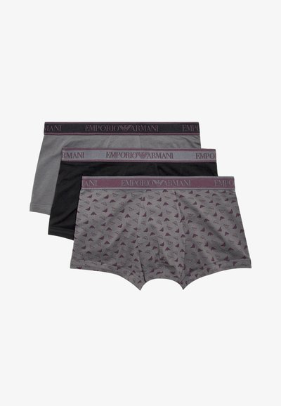 Tri páry pánskych trenkových nohavíc: šedé a čierne v jednofarbnom prevedení, šedé s potlačou malých trojuholníkov, s elastickými pásmi značky.