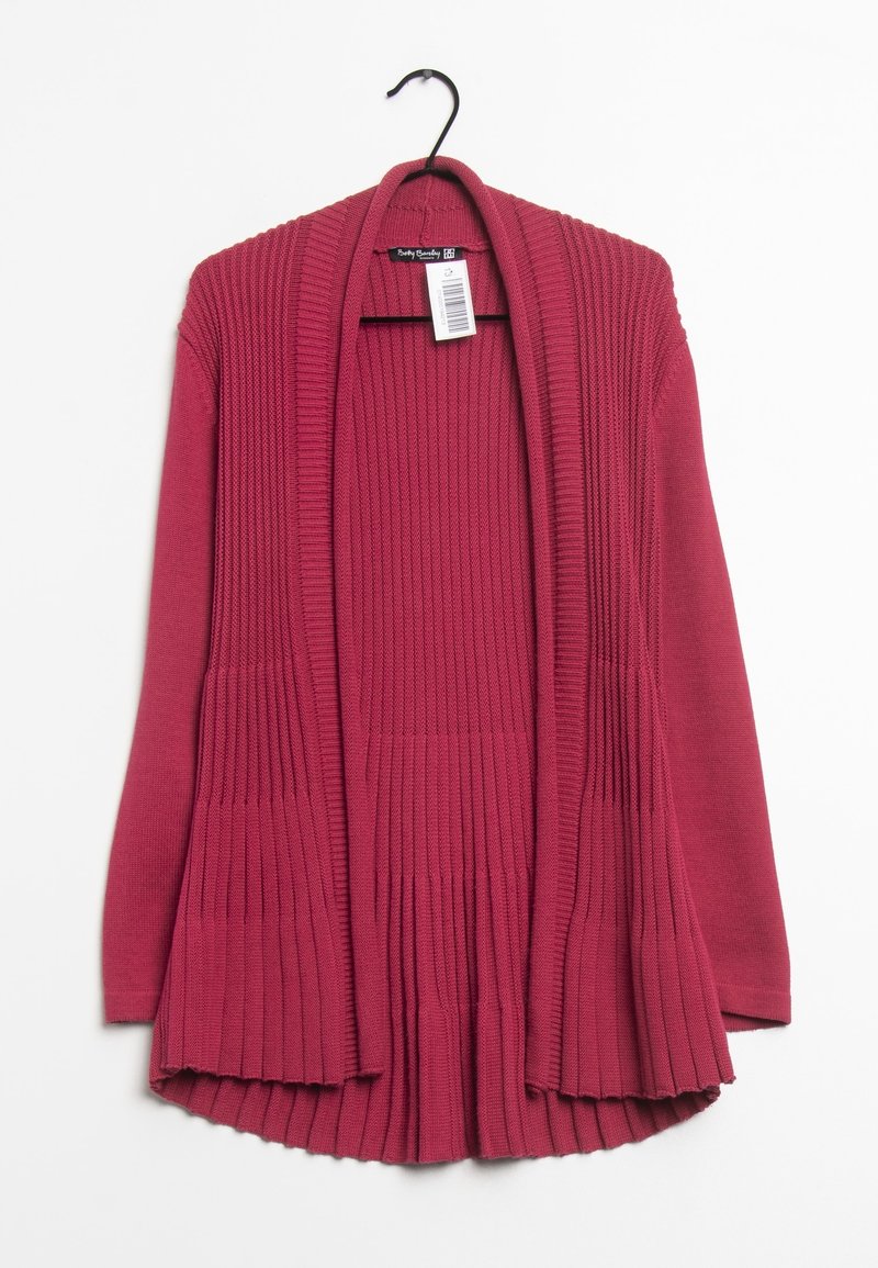 Rippstrickcardigan in tiefem Magenta, mit offener Vorderseite, langen Ärmeln und plissiertem Saum. Befestigtes Etikett am Hals sichtbar.