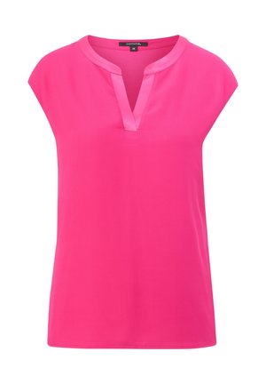 Blouse rose vif sans manches avec un col rond en encoche et une bordure soyeuse autour du col et de l’ouverture fendue.