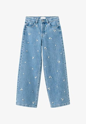 Blugi albastru deschis, cu picior larg, brodați cu mici flori albe de margaretă răsfirate pe material.