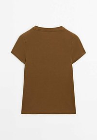 Brun kortærmet t-shirt lavet af ribbet stof. Har en rund halsudskæring og en afslappet pasform. Glat tekstur og enkelt design.