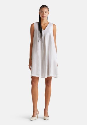 Ärmelloses weißes Leinenkleid mit V-Ausschnitt, lockerer Silhouette und knie-langer Saum. Einfaches, minimalistisches Design mit einer weichen Textur.