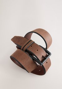 Ceinture en cuir marron à texture lisse, bords noirs et boucle métallique rectangulaire noire. Dispose de plusieurs trous pour le réglage.