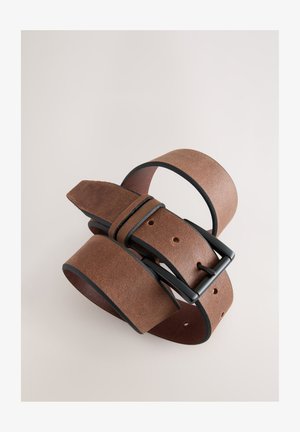 Ruskea nahkavyö, jossa on sileä pinta, mustat reunat ja suorakulmainen musta metallisolki. Useita reikiä säädettäväksi.