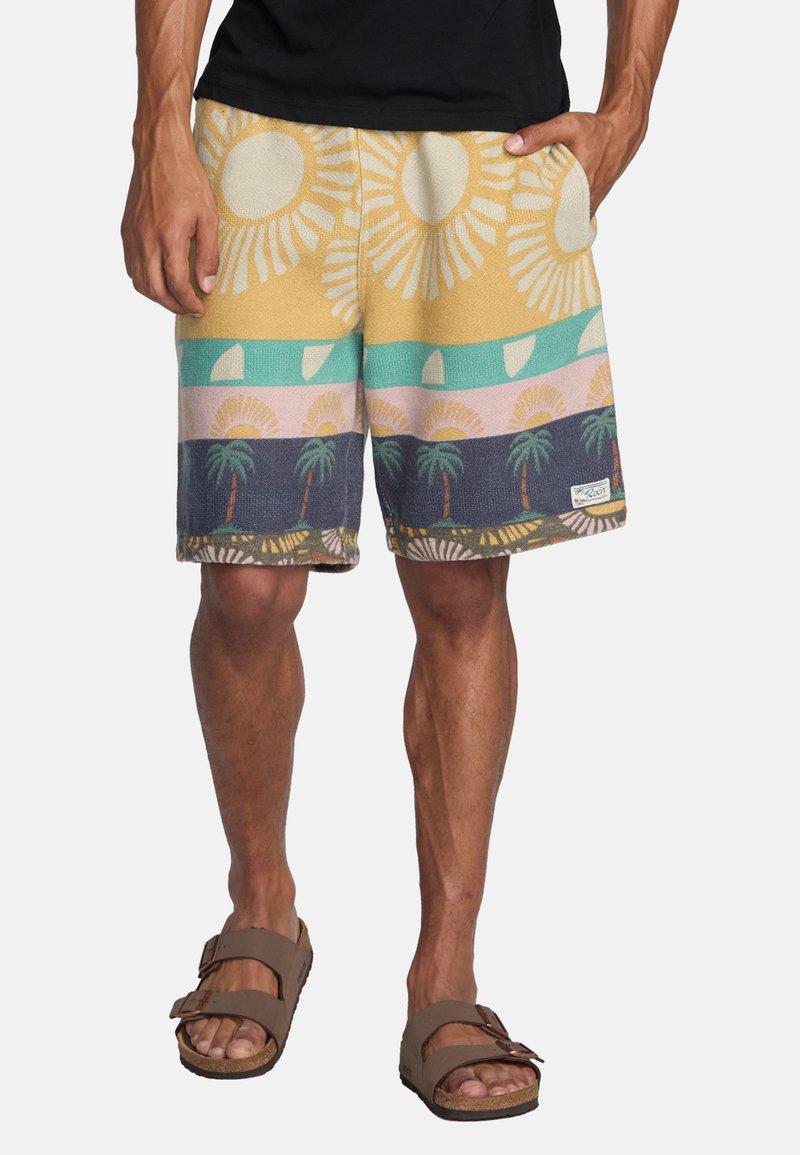 Costumi da bagno colorati con motivi di sole e palme. Realizzati in tessuto morbido e testurizzato. Colori giallo, verde acqua, rosa e blu navy.
