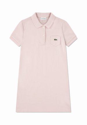 Robe polo rose clair à manches courtes avec col, deux boutons, poche poitrine et petit logo crocodile vert sur la poche.
