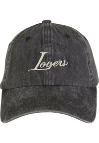 Fekete farmer baseball sapka hímzett "Lovers" felirattal világos bézs színben. Ívelt karimával és szellőzőlyukakkal rendelkezik a tetején.