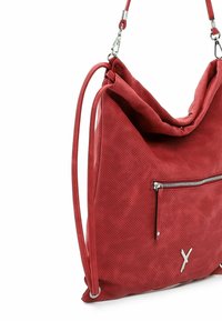 Sac à main en cuir rouge perforé au design souple, avec une poche zippée à l'avant et une bandoulière réglable. Détails métalliques argentés.