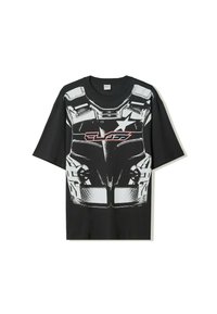 T-shirt nera con una grande stampa grafica di un design di auto in bianco e argento, con dettagli rossi e una stella sul davanti.