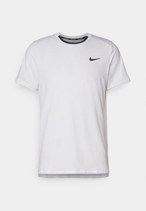 Camiseta deportiva blanca hecha de tejido ligero. Presenta un logo negro de Nike en el pecho y un escote redondo con acentos negros.