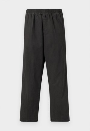 Μαύρο παντελόνι με ελαστική μέση και ίσια γραμμή, με διακριτικές ραφές, χωρίς ορατές τσέπες, σε απλό φωτεινό φόντο.