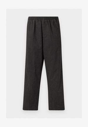 Μαύρο παντελόνι με ελαστική μέση και ίσια γραμμή, με διακριτικές ραφές, χωρίς ορατές τσέπες, σε απλό φωτεινό φόντο.