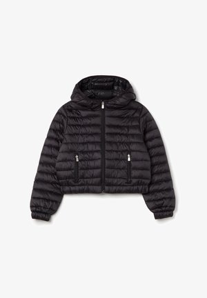 Chaqueta puffer corta negra con capucha, textura acolchada, bolsillos frontales con doble cremallera y acentos de hardware en plata. Confeccionada en material ligero.
