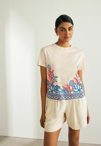 Next SHORT SLEEVE CREW NECK   REGULAR FIT - Marškinėliai su spaudiniu - white blue