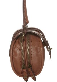 Bolso redondo de cuero marrón con dos compartimentos con cremallera, base plana y una corta correa para el hombro. Presenta herrajes de cremallera en tono dorado.