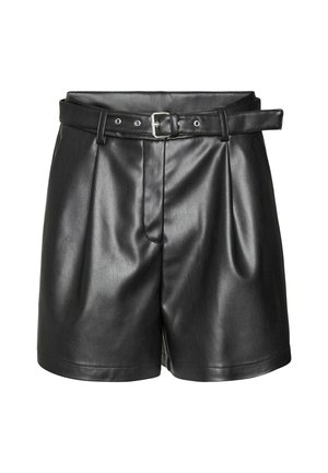 Shorts noirs en simili cuir taille haute avec plis sur le devant et ceinture assortie avec boucle en argent et œillets.
