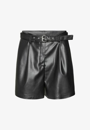 Shorts noirs en simili cuir taille haute avec plis sur le devant et ceinture assortie avec boucle en argent et œillets.