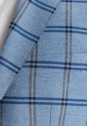 Jasnoniebieska tkanina w kraciasty wzór z ciemnoniebieskimi i szarymi liniami, ukazująca gładki, teksturowany splot.