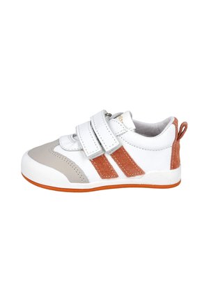 Zapatilla blanca con acentos de ante marrón, capuchón del dedo del pie gris y dos correas de Velcro. Presenta una suela de goma texturizada y una lengüeta en el talón.