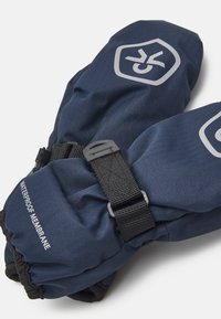 Námornícke modré nepremokavé rukavice s herringbone textúrou, vybavené prackou a logom. Elastické manžety pre tesné priliehanie.